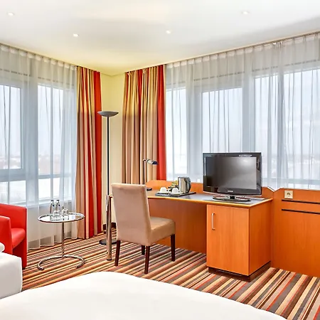 Hotel H+